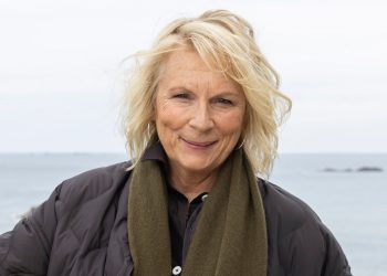 Jennifer Saunders’ straight-leg trousers are a sleek alternative to skinny jeans – and her quilted jacket brought an on-trend edge