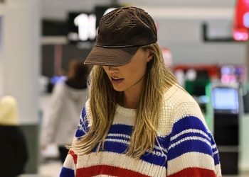 Margot Robbie’s airport outfit formula is chic yet comfortable