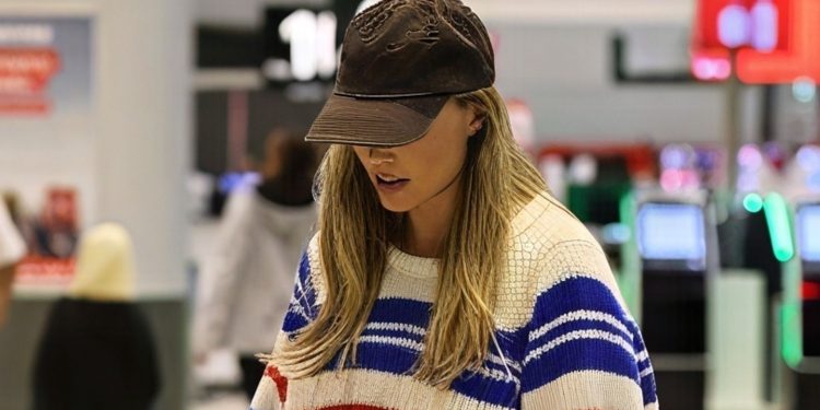 Margot Robbie’s airport outfit formula is chic yet comfortable