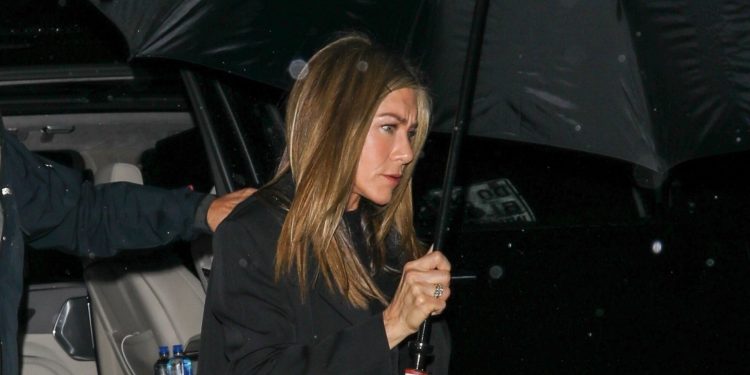 Jennifer Aniston proves white trainers are still a winner in winter