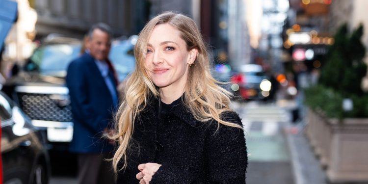 Amanda Seyfried gives a masterclass in this new denim trend