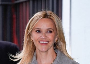 Reese Witherspoon’s jeans, shirt and jumper formula is worth repeating