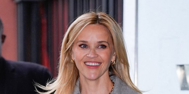Reese Witherspoon’s jeans, shirt and jumper formula is worth repeating