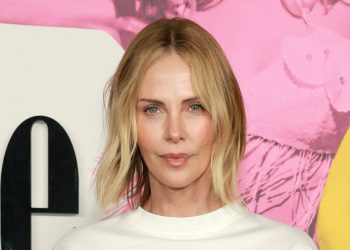 Charlize Theron channels ’90s nostalgia in this casual look