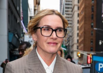 Kate Winslet is a master of the jeans and blazer outfit formula