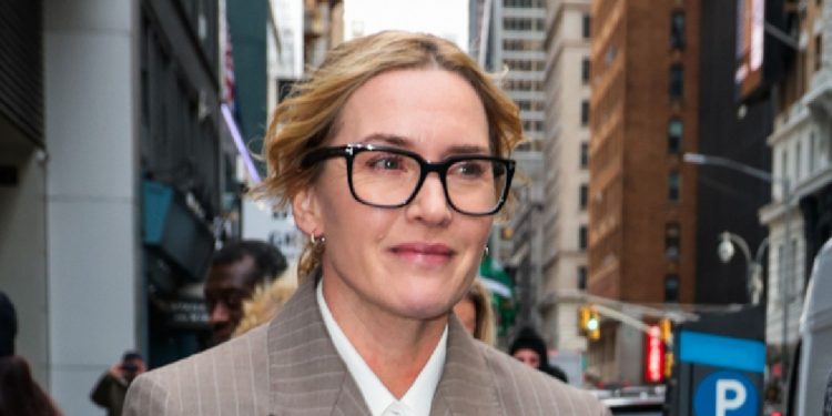 Kate Winslet is a master of the jeans and blazer outfit formula