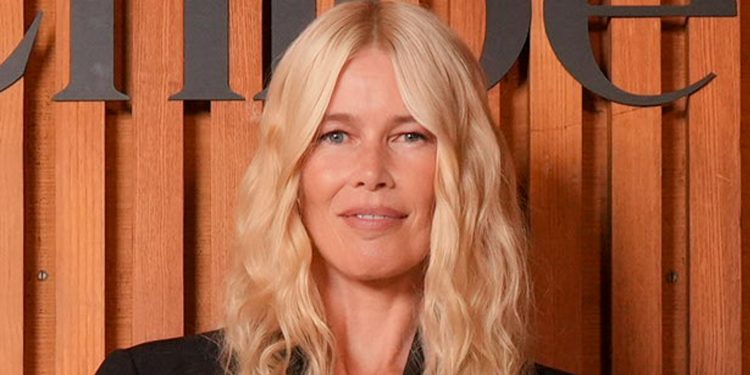 Claudia Schiffer’s cosy jeans outfit formula is our new go-to
