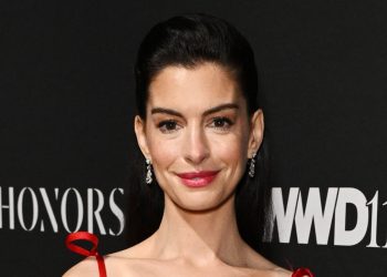 Anne Hathaway’s Valentino red gown is an all-time favourite