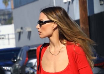 Everyone will know you’re a fashion person if you wear this colour with blue jeans