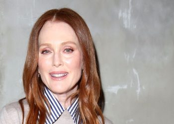 Julianne Moore makes barell leg jeans so wearable
