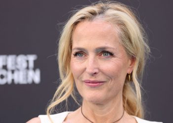 Gillian Anderson mixes two of our favourite spring prints