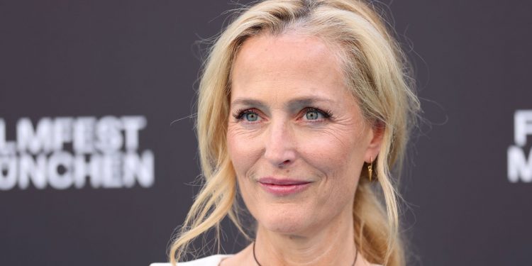 Gillian Anderson mixes two of our favourite spring prints