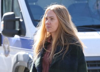 Scarlett Johansson’s grey New Balance trainers are a more practical alternative to white for spring